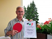 Rémy Lassueur a reçu en 2009, en compagnie d'une dizaine d'autres pongistes, un diplôme pour plus de 50 ans de licence. Stade qu'il a allégrement franchi il y a treize saisons. Et il n'est pas prêt de s'arrêter. © Nadine Jacquet