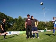 Deux des nouvelles recrues estivales du FC Orbe, Luis Cabacas (à g.) et Flavio Da Silva, jonglent par-dessus les organisateurs du tournoi Patrick Henchoz et Christian Weidmann. © Muriel Antille
