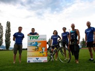 Les membres du TRY sont désormais reconnaissables aisément sous leurs couleurs. Ici, de g. à dr., Didier Brocard, parrain, Joël Maillefer, entraîneur, Apolline Carrard, Jessica Nzamba, Stéphane Weiss et David Froidevaux. © Muriel Antille