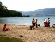 La petite plage située à proximité du Colvert et du Port, à Yvonand, est très prisée par les enfants. © Juillerat