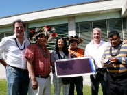 Les différents acteurs du partenariat, de gauche à droite: Thomas Pizer, président d’Aquaverde, Almir Surui, Ivanede Banderas Carduso, Romero Surui, responsable de la reforestation de la région nord du territoire surui, David Prosser, responsable de l’accord pour Flexcell, et Itabiro Surui, un autre chef important de la tribu. © Muriel Antille