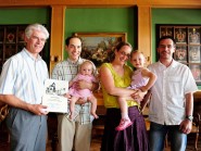 Le syndic François Payot et Frédéric Cuagnier, secrétaire municipal, entourent la famille Huber (Marc et Ghislaine, et leurs deux filles, Ella et Lucie). © Nadine Jacquet