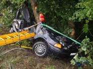 Un jeune conducteur de 19 ans a perdu la maîtrise de son véhicule, peu après 7 heures lundi matin, entre Rances et Mathod. Le conducteur est resté prisonnier de sa voiture jusqu'à l'arrivée des secours, qui n'ont pu que constater les dégâts. Le conducteur est décédé sur place. © La Région