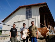 La couleur de l’habitation s’harmonise bien avec la grange, mais n’est pas du goût du Service du développement du territoire du Canton de Vaud. © Muriel Antille