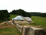 Le chalet «La Poyettaz» a déjà monté 70 000 litres d’eau cette année, pour abreuver les bovins, lesquels peuvent boire jusqu’à 120 litres par jour! © La Région