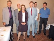 Les conseillers nationaux Jean-Pierre Grin et Yvan Perrin (à g.) et Jacques Nicolet, député de Lignerolle (tour à dr.), entourent Sandrine Robadey, Alexandre Maillard et Jérémy Kolly. © Juillerat