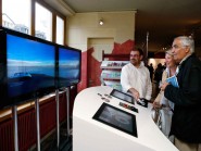 Les visiteurs du vernissage ont pu tester le simulateur du bateau PlanetSolar. © Muriel Antille