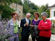 Touché par la propos de Moritz Leuenberger, Marie Garnier, directrice du Centre (en violet), lui a proposé de visiter le Jardin des sentiments. Le conseiller fédéral est ici entouré de la vice-présidente de Pro Natura, Anne DuPasquier, et de la présidente, Silva Semadeni (à d). © Muriel Antille