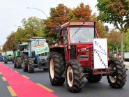 Les tracteurs ont envahi pacifiquement le centre-ville. © Nadine Jacquet