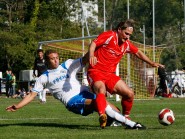 Engagement: Michael Fahrni met sous pression l’entraîneur-joueur du FC Orbe, Jean-Philippe Karlen. Ça a joué physique au Puisoir. © Muriel Antille