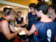 Javier Trespalacios (à g.) donne ses consignes à ses hommes. Le renouveau du basket à Orbe. © Muriel Antille
