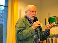 Jacques Chessex est resté debout tout au long de l’échange avec le public, se sentant plus à l’aise ainsi, au milieu des livres. © Nadine Jacquet