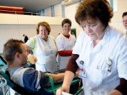 Une unité mobile du service de transfusion était présente hier à Grandson. © Jean-Noël Pazzi