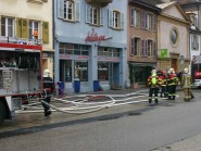 Les pompiers ont brisé la porte vitrée pour entrer et la rue de la Plaine a été fermée, puis ouverte avant midi. © La Région