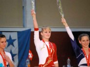 Sandy Jaccard rayonne, le bras levé, sur la première marche du podium national C6 de la finale individuelle de gymnastique aux agrès. © DR
