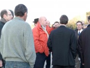 Yves Busset (en rouge) et les autres parties ont visité les terrains touchés par le projet de gravière. © Isoz