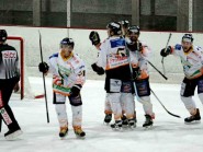 La joie des Yverdonnois qui viennent d’égaliser en power-play par Loïc Merz et qui réussiront à s’imposer. © Juillerat