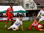 Sébastien Meoli à terre devant l’ancien yverdonnois Lucien Dénervaud. En deuxième mi-temps, le capitaine devra laisser sa place. © Champi