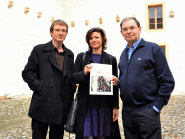 Patrick Auderset et Annick Voirol Reymond présentent la plaquette avec Daniel Wasner, président des Amis du Musée.©Nadine Jacquet