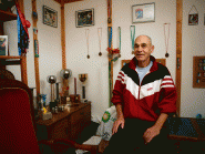 Michel Laurent a deux pièces remplies de médailles dans son domicile de Chavornay! © Muriel Antille