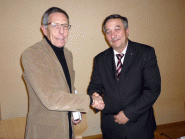 Le syndic Jean-Maurice Bahon (à g.) est félicité par le président du Conseil Laurens Froidevaux pour tout ce qu’il a entrepris pour sa commune. © Juillerat Le syndic Jean-Maurice Bahon (à g.) est félicité par le président du Conseil Laurens Froidevaux pour tout ce qu’il a entrepris pour sa commune. © Juillerat