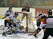 Fabian Zaugg s’interpose devant David Vaucher. Les Tramelots ne tromperont le dernier rempart yverdonnois qu’à une seule reprise. © Champi