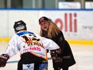Venue donner le coup d’envoi de la rencontre, l’ancienne Miss Suisse Lolita Morena n’aura pas porté chance au HC Yverdon. © Champi