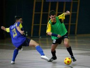 Un Nyonnais semble tromper la vigilance d’un Grandsonnois. Mais au final, les Nord-Vaudois s’imposeront 3-1! © Muriel Antille