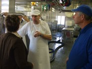 Jean-Pierre Grin (à d) avec le fromager de Pomy Yves Dombald, l’automne dernier, lors d’une visite d’Economie Suisse aux acteurs de l’agro-alimentaire du Nord vaudois. © La Région