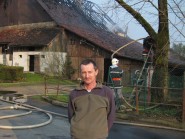 Pawel est monté sur le toit, juste derrière, et s’est approché des flammes pour secourir la victime. © La Région