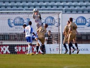 Jayson Leutwiler s’interpose dans les airs. Lui et Anthony Favre, gardien du LS, auront passé 90 minutes bien tranquilles. © Champi