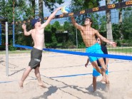Même si le temps de ces derniers jours laisse à penser le contraire, la belle saison est arrivée! L'occasion d'aller au bord du lac, de se balader et de s'occuper à diverses activités extérieures, telles, par exemple, que le beach-volley! Dans la région, la pratique de la discipline bat son plein! Ici, l'Yverdonnois André Liaudet, à gauche, est aux prises avec Manuel Sutter. © Ducros Même si le temps de ces derniers jours laisse à penser le contraire, la belle saison est arrivée! L'occasion d'aller au bord du lac, de se balader et de s'occuper à diverses activités extérieures, telles, par exemple, que le beach-volley! Dans la région, la pratique de la discipline bat son plein! Ici, l'Yverdonnois André Liaudet, à gauche, est aux prises avec Manuel Sutter. © Ducros