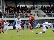 Raphaël Cottens et Paolo Musandji ont souffert face à la vivacité et au talent de Julian Esteban, lequel a inscrit trois buts... avant d’être remplacé à la mi-temps! © Muriel Antille