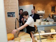 Laurence Tardy, en plein coeur du magasin, là où les clients de L’Auberson et d’ailleurs aiment venir chercher leur fromage, directement depuis son lieu de fabrication! Pascal Broulis et le préfet Albert Banderet ont le sourire, juste avant d’avoir le droit d’y goûter! © Muriel Antille