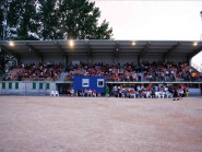 L’ancienne tribune de l’hippodrome, ici lors de l’Open Air en été 2009, pourrait abriter un cinéma d’art et d’essai. © Pittet