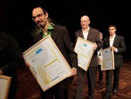 Cédric Pillonel arbore le diplôme attestant de l’attribution du label Cité de l’énergie. © Muriel Antille