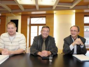 Pierre-Alain Lunardi et Frédéric Rohner entourent le syndic Linus Auer et font bloc pour dénoncer le processus d’AggloY. © Nadine Jacquet Pierre-Alain Lunardi et Frédéric Rohner entourent le syndic Linus Auer et font bloc pour dénoncer le processus d’AggloY. © Nadine Jacquet