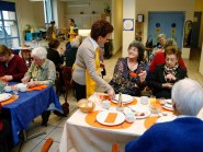 La fréquentation des repas du centre «Alizés» a diminué de moitié. Mais pour les seniors, cette offre demeure essentielle. © Muriel Antille