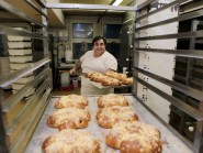 Les premières galettes à la pâte levée sont sorties du four mardi. Le patron lui-même était à l’oeuvre et ce, tous les jours dès 3h du matin! © Muriel Antille 