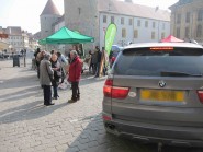 Un 4x4  irlandais s’est invité samedi matin sur la place Pestalozzi, juste sous le nez des Verts. Une provocation ou une panne de GPS? © La Région