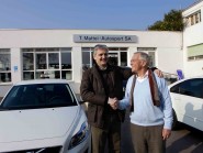 Vittorio Bevilacqua et Paul-André Cornu, à nouveau réunis, à l’occasion de la remise des nouveaux véhicules d’Yverdon Sport, au garage Autosport de Tonino Mattei. L’opération sauvetage est entamée! © Muriel Antille