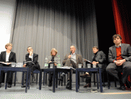 re-Alain Urech, directeur général de Romande Energie, Jacqueline de Quattro, conseillère d’Etat, Franklin Thévenaz, syndic de Sainte-Croix, Béatrice Métraux, conseillère d’Etat, et Roger Nordmann, conseiller national, tous réunis pour convaincre les Sainte-Crix du bien-fondé du projet de parc éolien. © Nadine Jacquet