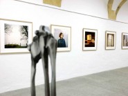 La fonte d’aluminium de Pierre Oulevay, au premier plan. En arrière, les photographies de Sarah Carp. © Muriel Antille