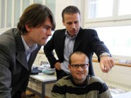 Le fondateur Martin Demierre (à g.), en 2008, avec Christophe Lorétan, directeur commercial, et Jean-Philippe Egger, responsable développement. © Pazzi
