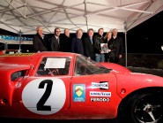 Devant une Lola de la Scuderia Filipinetti -elle avait été préparée à l’époque par Franco Sbarro-, Jean-Marie Wyder (tout à droite) avec Samantha Filipinetti, Marcel Fässler -le premier Suisse a avoir remporté les 24 heures du Mans en juin dernier-, avec dans les mains le livre présenté mercredi soir, Gérard Vallat, Christian Borel, Benoît Wyder et Jean-Robert Piccard (de droite à gauche). © Muriel Antille