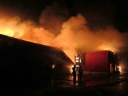 Des flammes impressionnantes pour un feu qui a duré toute la nuit... et a connu un nouveau départ hier! © La Région