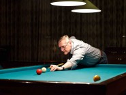 Frédy Meier a commencé le billard français il y a quelques années. Sa progression est à l’image de sa motivation: exemplaire! Le but, ici, pour marquer un point? Au moyen de la boule blanche, taper la rouge, puis la jaune. © Muriel Antille