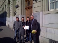 Olivier Petermann (syndic de Lignerolle), Barry Lopez (conseiller communal de Vallorbe) et Jacques Nicolet (député et municipal à Lignerolle) sont allés remettre la pétition, signée par 3709 personnes, à Dominique Bugnon, porte-parole de Doris Leuthard au DETEC (à droite). DR