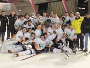 La joie des joueurs et du staff du HCY après cette victoire en finale de la Coupe vaudoise à Villars. © Juillerat