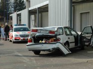 Au terme d’une course folle, la voiture est venue s’encastrer dans l’abri des caddies longeant le bâtiment principal. © Raposo Au terme d’une course folle, la voiture est venue s’encastrer dans l’abri des caddies longeant le bâtiment principal. © Raposo
